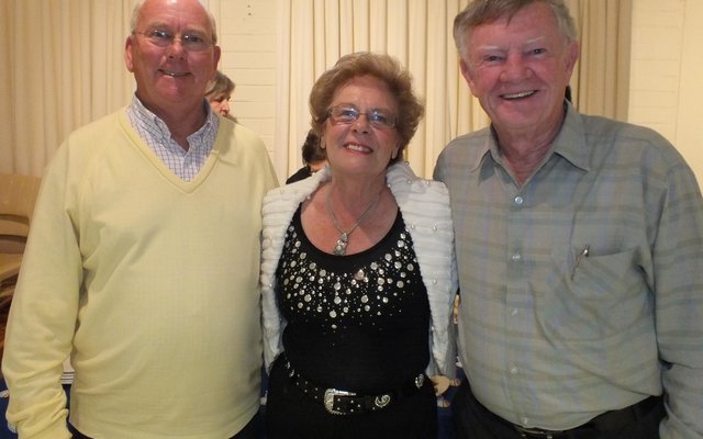 Vlnr is rdl Dudley Coetzee, rdl Nicolette Botha-Guthrie en rdh Pieter Scholtz tydens ‘n gesprekvoeringsvergadering van die Overstrand DA  